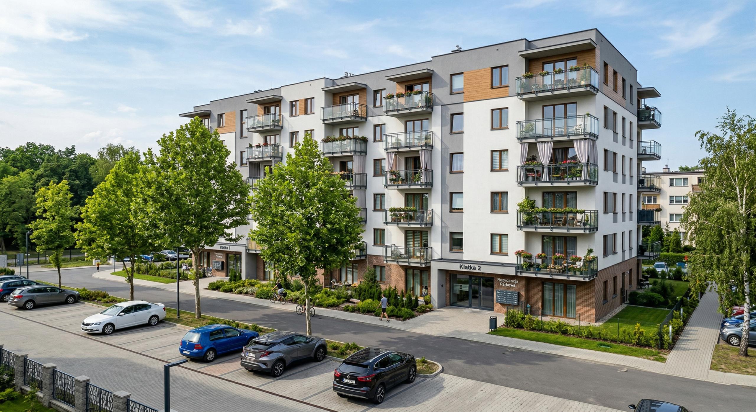 Zewnętrzny widok na nowoczesny standardowy budynek mieszkalny